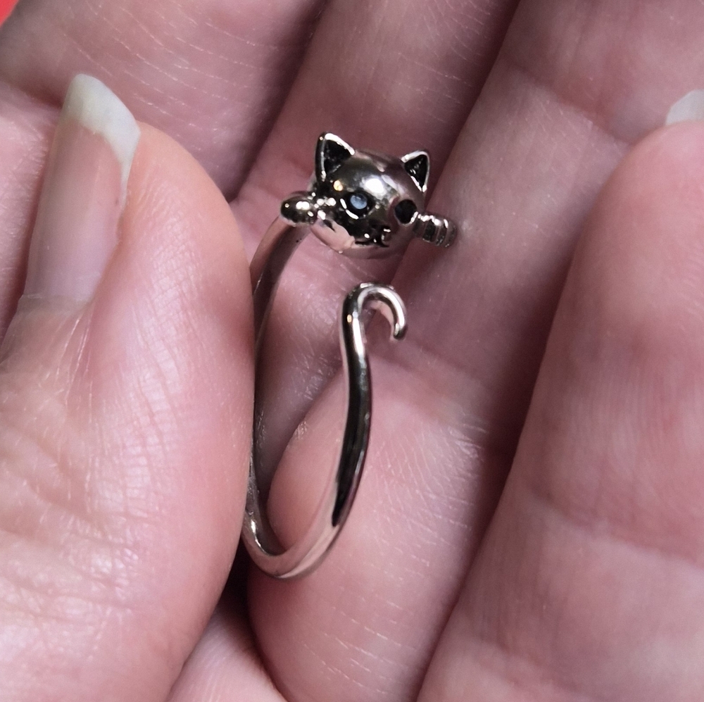 Silver Tone Cat Wrap Ring With Rhinestone Eyes